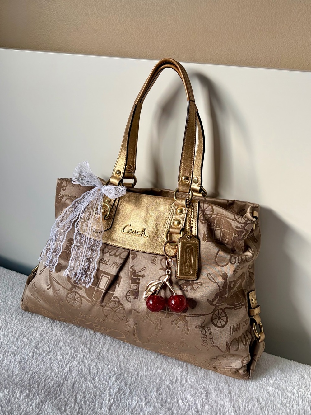 ❗️SOLD❗️

Vintage Gold / Brown Coach Ashley Tote Bag